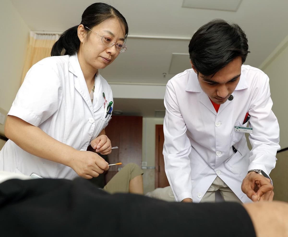 Strong Clinical Training & Internships.